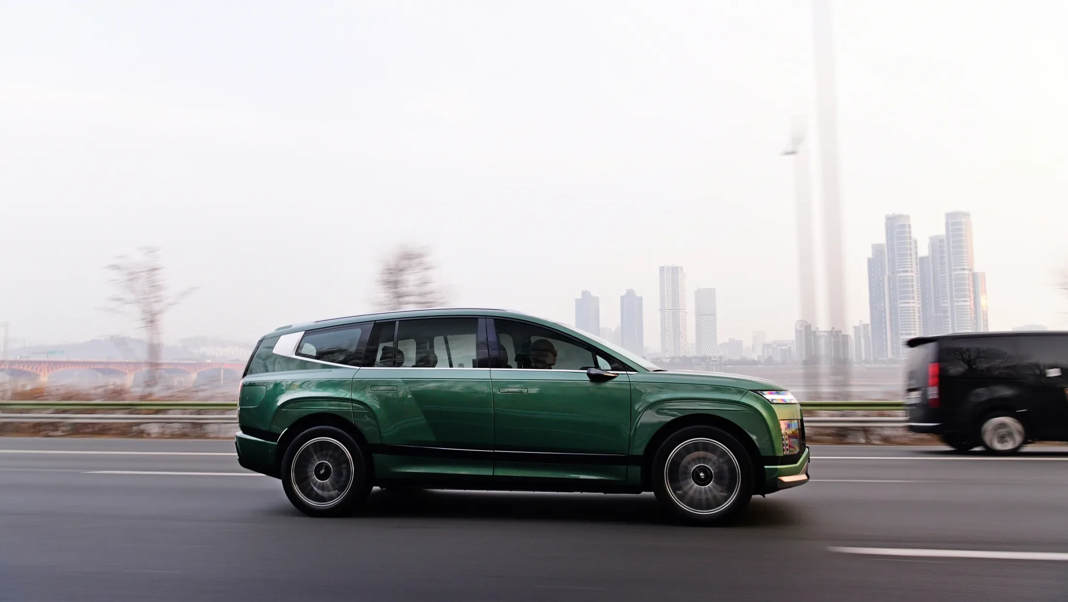 IONIQ 9 zijaanzicht rijdend